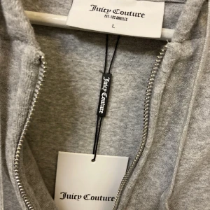 Juicy couture zip hoddie stl L - Denna passar även en M då de är korta i modellen. 