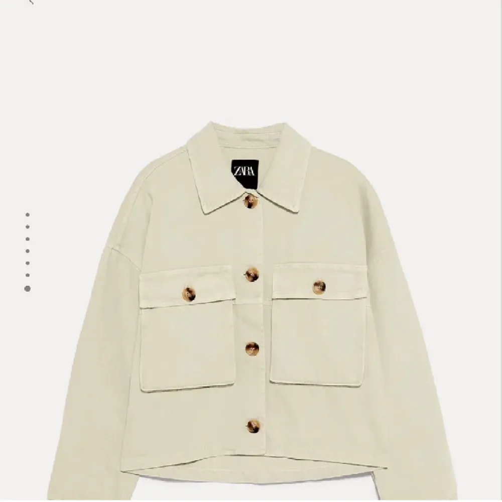 Superfin overshirt/jacka ifrån zara som inte säljs längre i str xs. Bilderna är tagna i väldigt dåligt ljus så skriv privat för bättre bilder❤️ (har även andra liknande overshirts/skjortjackor på min plick🥰). Jackor.