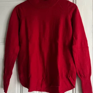 Röd tröja  - Tröja från Ginatricot. Kan eventuellt va något nopprig. Stickad och varm. 