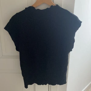 Blus - En jättecool svart kortärmad blus från Zara. 