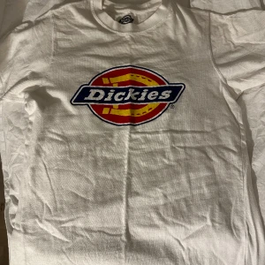 Dickies t-shirt - Vit dickies t-shirt i strl S Nästan aldrig använd så väldigt bra skick Köparen står för frakten 