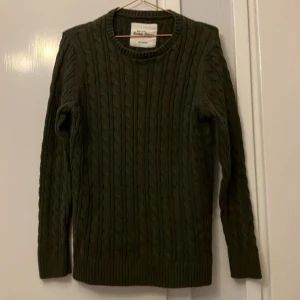 Grön Stickad Tröja - En mörkgrön stickad tröja i storlek medium. Den sitter lite tajt ändå men fortfarande lite baggy. 