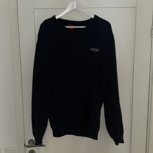 Guess Tröja - Säljer min knappt använda mörkblåa guess tröja stl L pris 200kr