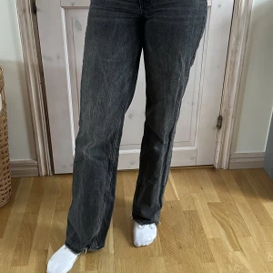 Zara Jeans - Mörkgråa lågmidjadejeans från zara st  36