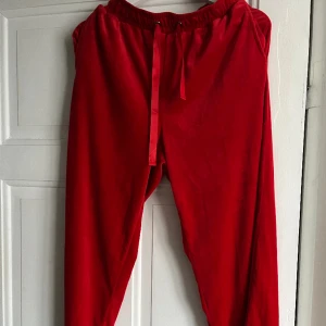 Mjukisbyxor röd - Jättesköna mjukisbyxor/pyjamasbyxor i sammet från Vero Moda. 