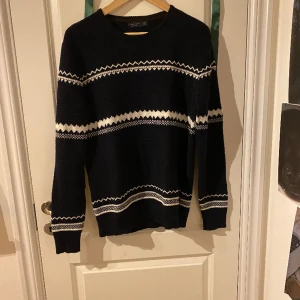 Tröja - Mörkblå skön stickad tröja. Inte använt den så mycket. Storlek L men känns mindre.