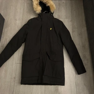 Säljer min Lyle Scott jacka - Säljer min Lyle scott jacka som inte är använd, köpte den förra året i fel storlek vilket gjorde att det inte passa mig. Storlek S men funkar som M. Nypris runt 1800