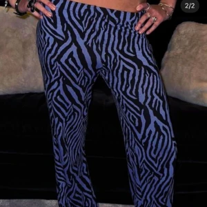 Zebra byxor💕 - sjukt snygga byxor ifrån Nomi uf som är helt slutsålda. Älskar dessa men de är tyvärr för långa för mig, jag är 164. Skriv privat för egna bilder🥰🥰