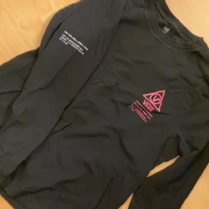 Vans tröja - Varan är i bra skick använd ett fåtal gånger. Storlek L men passar M bättre.