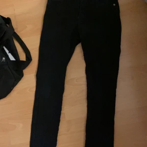 Basic svarta skinny jeans - Varan är i bra skick använda fåtal gånger. Storlek L men passar även M.  Är super stretchiga. 
