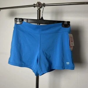 Wilson träningsbyxor - Helt nya träningsbyxor Wilson. Storlek: 134/140 (8-10 år), flicka.  Hämtas i Torslanda annars fraktar jag.