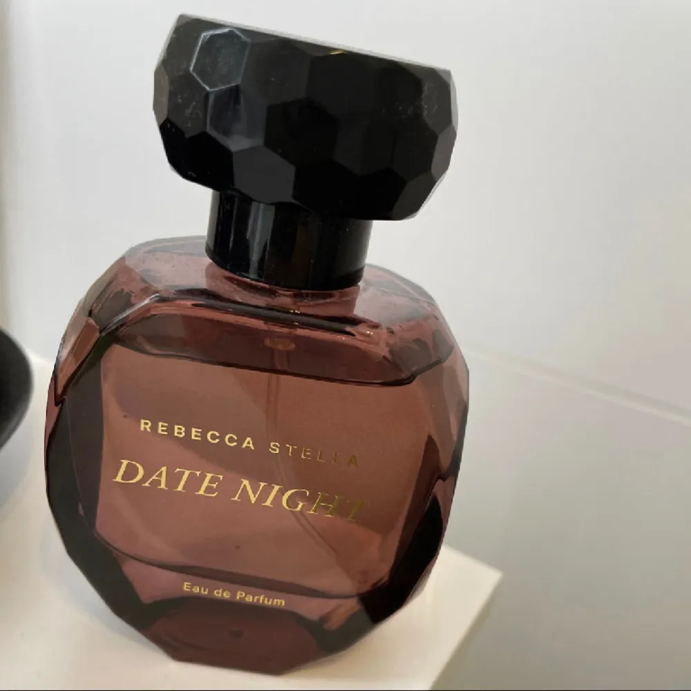 Rebecca Stellas ”Date Night” parfym på 50 ml. Den är testad några gånger som man kan se på andra bilden. Säljer den då doften inte passar mig riktigt.    Nypris: 695:-. Parfym.