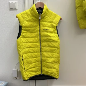 Sailracing väst - Gul Sailracing väst i small, sparsamt använd 