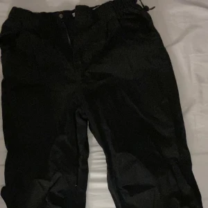 Parachute pants - Har aldrig använts endast provats på. Det är storlek S och går att justera i midjan. De är i tjockare material och går att ha nu när det är kallt ute.