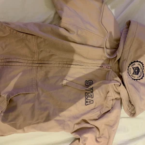 Rosa kofta Svea  - Rosa kofta med blå text med märke på luvan använd några gånger 