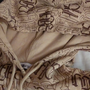 Y2k hoodie - Jättesnygg hoodie! Säljer då den aldrig används. Storlek M men passar också xs/s som oversize. 