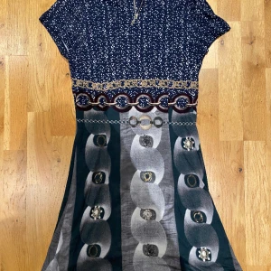 Klänning  - Häftig klänning med olika fräcka motiv och mönster. Storlek xs/s. Säljer pga stor garderobrensning. Kika gärna på mina andra annonser, säljer mycket. Samfraktar gärna:) 