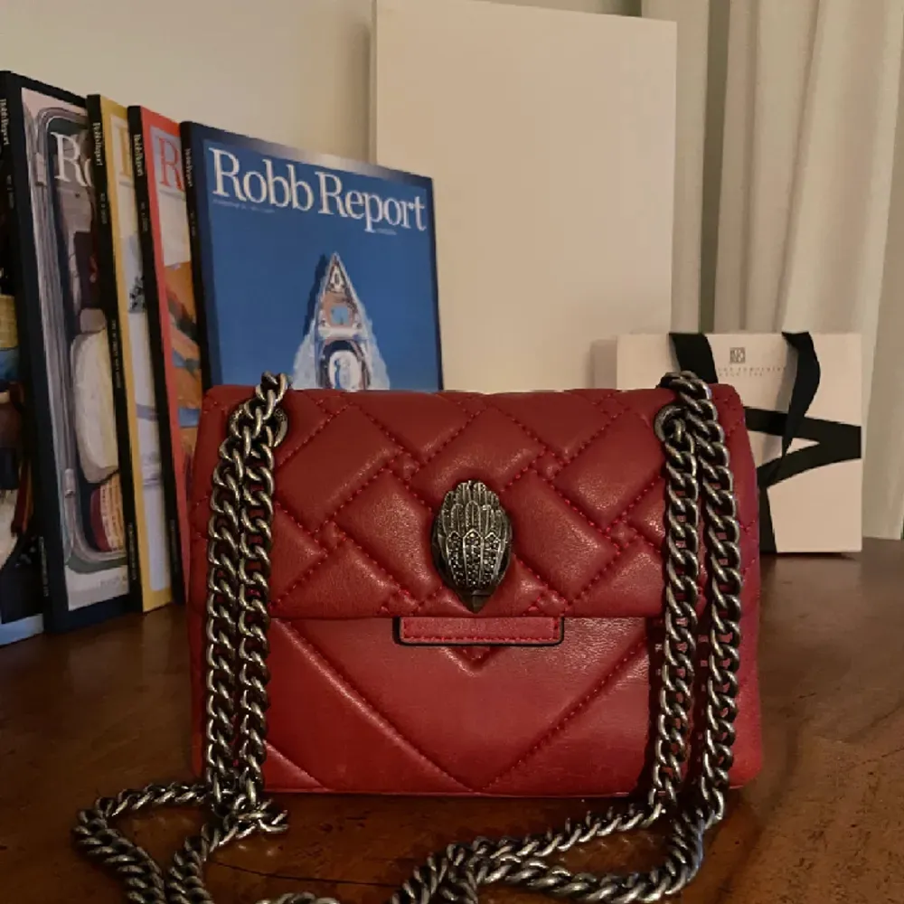 Röd Kurt Geiger väska i mini modellen, nypris 1800kr. Väskor.