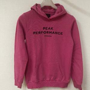 Rosa Peak performance hoodie. 77% bomull, 23% polyester. 