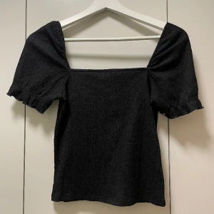 Topp med rak urringning  - Svart topp/blus med rak urringning både fram och bak, från H&M. Storlek XS men passar även S, stretchigt material. Diskret puffärm, och man kan även dra ner ärmarna så att det blir en off-shoulder topp 💓💓