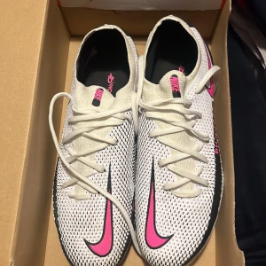 Fotbollsskor  - Jag säljer mina fotbollsskor i storlek 39. Dem heter PHANTOM GT PRO AG-PRO och de är i bra skick. Kan bara mötas upp fraktar ej   Originalpriset är 1399kr men jag säljer dem för 1000kr