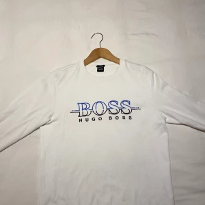 Boss sweatshirt - Boss sweatshirt i bra skick, enda problemet är ett litet hål som sytts över,  förutom det finns det inga fel