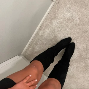 svarta boots i mocka🩷 - säljer mina svarta boots i mocka då de aldrig kommit till någon användning, av den anledningen är de i nyskick och aldrig använda!🩷