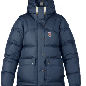 Fjällräven jacka - Mörkblå fjällräven jacka i storlek S. Den är i jättefint skick och har inga defekter, har även kvar dustbag/påse till den! Jackan är i den nya modellen! Säljer då jag har två och använder den andra mer 🤍 Perfekt vinterjacka och passar till allt!