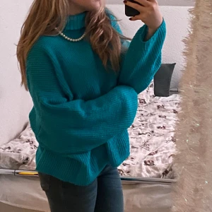 Tröja - Snygg blå stickad tröja från H&M i okej skick. Finns några små hål i den. Säljer då den inte kommer till användning. Fråga kring funderingar💕