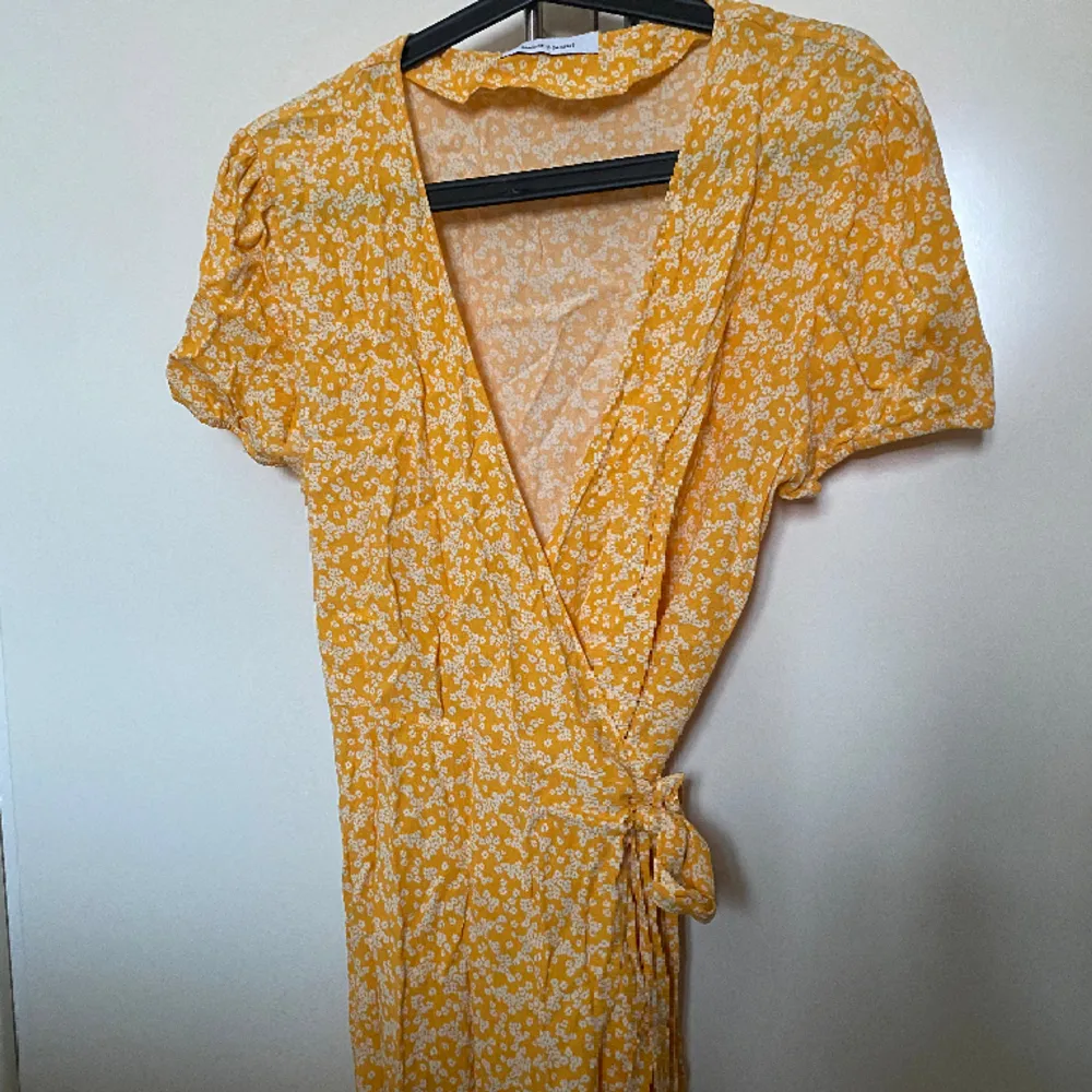 En gul kortärmad omlottklänning från Samsøe Samsøe i storlek 38. Klänningar.
