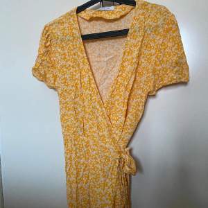 En gul kortärmad omlottklänning från Samsøe Samsøe i storlek 38