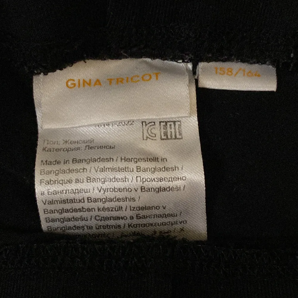 Fina utsvängda svarta byxor från Gina Tricot Young med tjock kant vid midjan. Köpta för 200kr, säljer för 49kr. Jeans & Byxor.