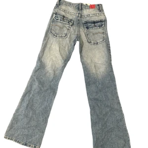 Lågmidjade bootcut jeans - Såå fina i nyskick men tyvärr för små för mig. Midja 68cm innerben 76cm💞💞