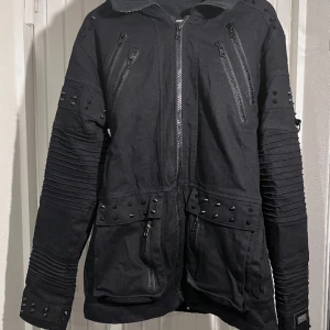 vinter/höst/vår jacka med nitar - en jacka med nitar för vintern och hösten då den har en flisjacka i sig, men den går att ta av så då blir den lätt en jacka för våren! finns många fickor och även innerfickor. hade på mig denna endast en säsong. köpte för 1000kr. kp vid frågor/bilder