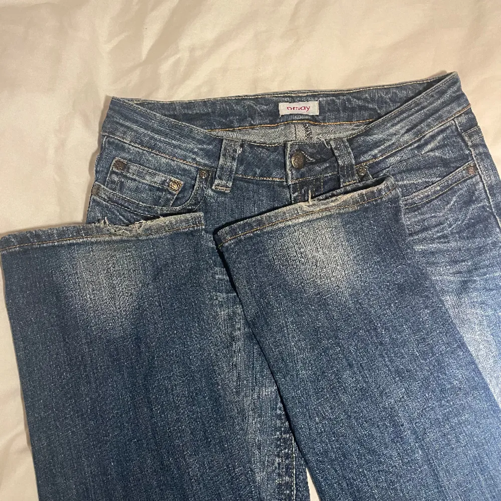 Lågmidjade blå jeans i en mer rak modell ifrån märket orsay❤️ jättefina detaljer bakpå och är en bra längd på mig som är 170🫶. Jeans & Byxor.