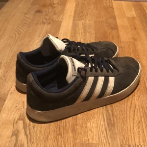 Adidas skor - Ganska använda adidas skor. Storlek 40 2/3