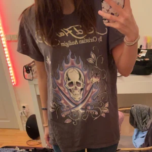 edhardy tshirt - säljer min edhardy tshirt som jag köpte på sellpy för 300kr! bra skick och inte använd mycket. 