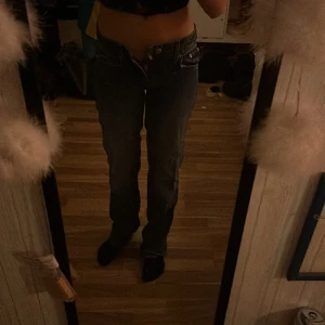 Low waist byxor säljes💕 - Säljer nu mina ursnygga low waist jeans ifrån Nelly då dom inte passar längre🩷 Dom är i stl 32 och inte så mycket använda då jag hann växa ur dom. Bra skick.  Hör av er för mer bilder!💕