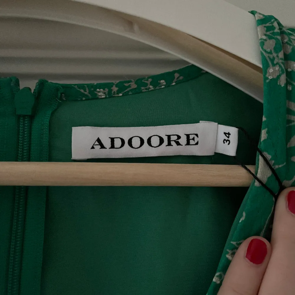Säljer en grön långklänning från märket Adoore.   Klänningen är i stl 34.   Aldrig använd, enbart testad. Prislapp finns kvar.. Klänningar.