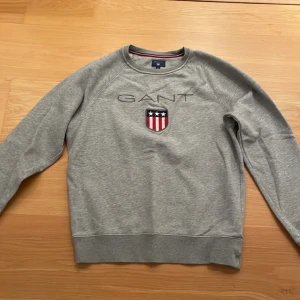 En grå Gant tröja  - Den är i jättebra skick, Det är en M men är väldigt liten i storleken 