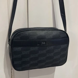 Balenciaga vintage bag / handväska  - Vintage väska från Balenciaga, visst slitage på kanter. Kan skicka bild. Inget som stör. För övrigt fint skick!   Dyr i inköp på tradera, tidigare ägare hade köpt väskan på loppis. 