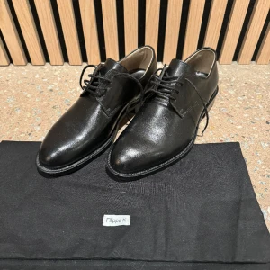 Filippa K skor - HELT NYA! Skor från Filippa K, aldrig använda endast testade i storlek 37. Nypris 2799kr. Lappen under är kvar och tillhörande påse följer med🫶🏽🤍 