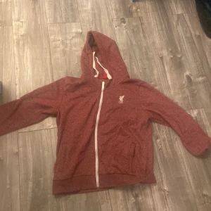 Liverpool hoddie - Aldrig använt köpt i den original shopen. Aldrig använd då Liverpool aldrig varit mitt lag utan köptes som ett minne.