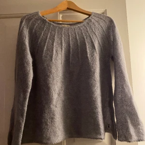 Tröja - Superfin typ stickad Långarmad tröja med lite vidare armar i slutet på tröjan! Den är i storlek Xs men passar nog S-M också! Sparsamt använd! Hör av er vid frågor!