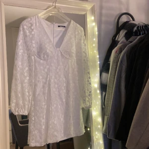 studentklänning - säljer denna klänning som är perfekt till studenten, denna är endast testad 1 gång och helt oanvänd. nypris 799kr men säljer för 500kr💘 strl 32 o passar mig som brukar ha XS/S