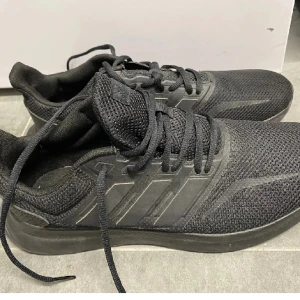 Adidas skor  - Adidas skor storlek 43 säljes för 500kr hör av er för mer info 