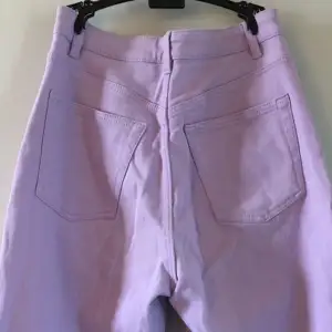 Snygga jeans med hög midja i lila pastellfärg 