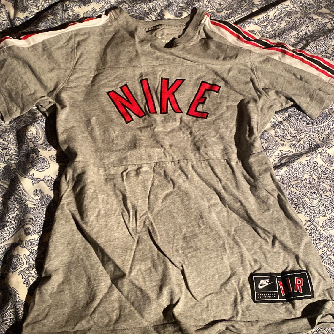 Multi färgad nike tröja