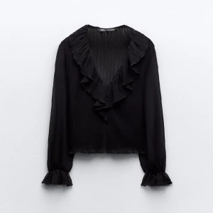 blus zara - säljer en jättefin svart blus från zara. den är helt ny och  oanvänd med prislapp kvar, men jag han inte att lämna tillbaka den💕frakt tillkommer, köptes för 379kr