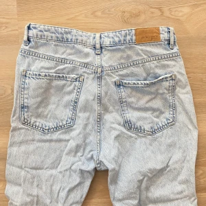Jeans  - Snygga mom jeans med hög midja  Gina tricot 